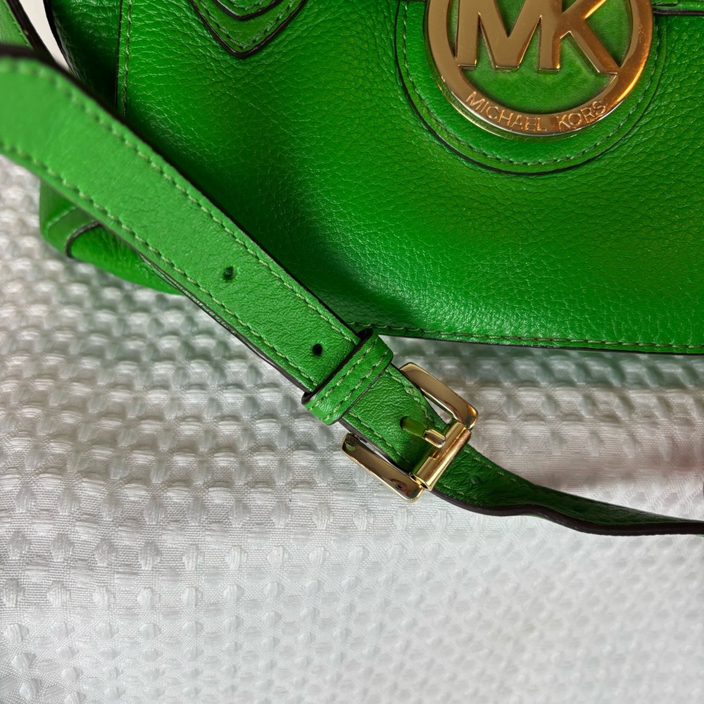 Michael Kors NWOT Margo Medium Flap Front Shoulder Bag in Kelly Green Gold Hw - Picture 5 of 14